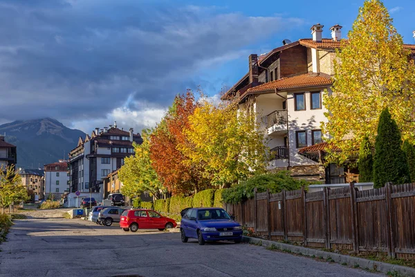 Bansko, Bulgarien höst gata och bergsutsikt — Stockfoto