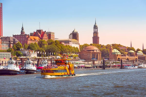 Tyskland, Hamburg skyline och floden Elbe — Stockfoto