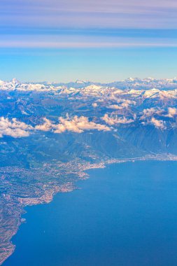 İsviçre Alpleri ve Cenevre Gölü 'nün havadan görünüşü