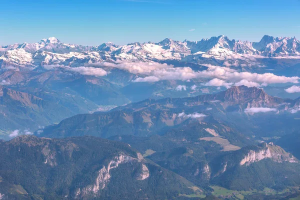 Letecký pohled na švýcarské Alpy se sněhovými štíty — Stock fotografie