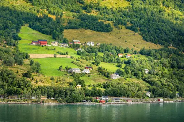 Norvégia fjord falu nyári táj — Stock Fotó