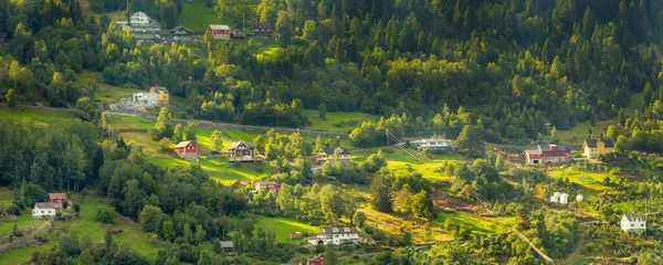 Noorwegen fjord dorp zomer landschap — Stockfoto