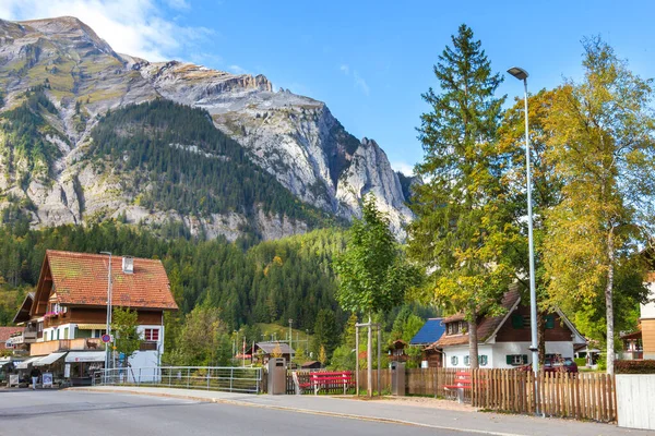 Pohled na ulici v Kandersteg, hory, Švýcarsko — Stock fotografie