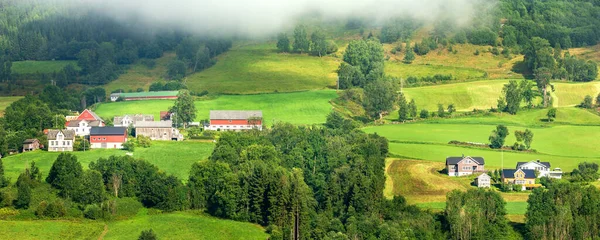 Norsko fjord letní vesnice krajina prapor — Stock fotografie