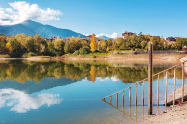 Bulgaristan 'ın gölü ile Bansko sonbahar manzarası
