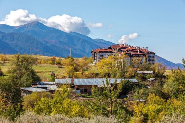 Bansko, Bulgaristan, sonbahar ağaçları ve evler