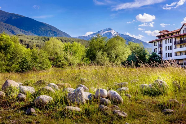 Болгария, Банско дома и горы Пирин — стоковое фото