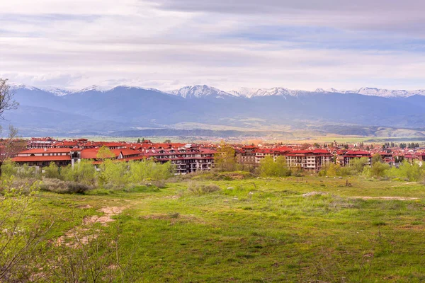 Bansko, Bulgaria ciudad de primavera, montañas paisaje — Foto de Stock