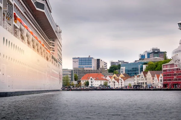 Ставангер, центр Норвегии и круизный лайнер — стоковое фото