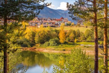 Bulgaristan 'ın gölü ile Bansko sonbahar manzarası