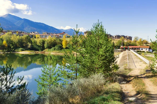 Bansko Krinets sø og cafe, Bulgarien - Stock-foto