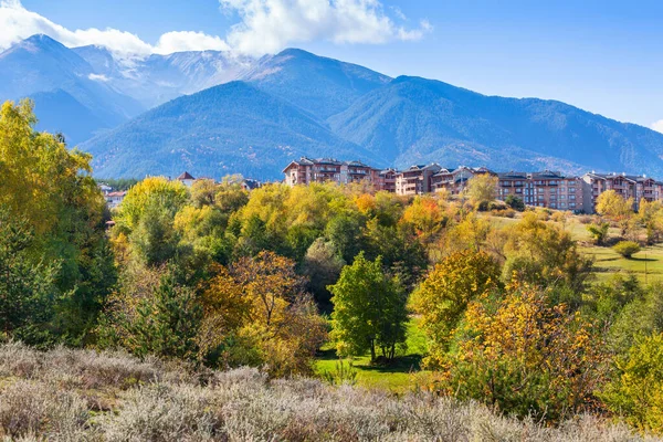 Bansko, Bulgaria, árboles y casas de otoño — Foto de Stock