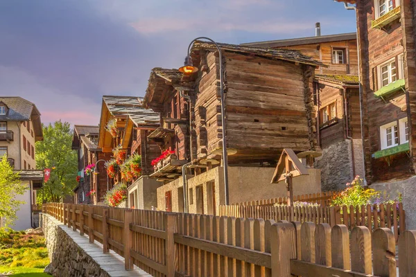 Дома в Zermatt alpine village, Швейцария — стоковое фото