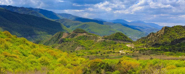 Grönt Kaukasus bergslandskap i Georgien — Stockfoto