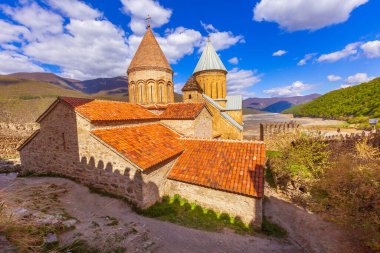 Gürcistan Aragvi Nehri 'ndeki Ananuri şatosu.