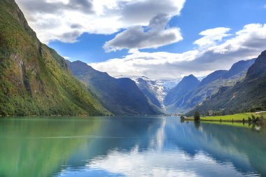 Nordfjord fiyortlu Norveç manzarası, Olden, Norveç 'teki dağlar ve şelaleler