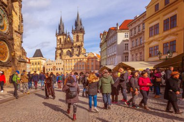 Prag, Çek Cumhuriyeti - 25 Şubat 2017: Old Town Square, Stare Mesto ve ünlü Astronomik Saat