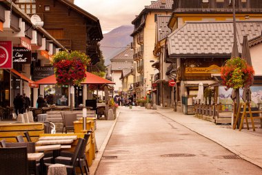 Chamonix Mont-Blanc, Fransa - 4 Ekim 2019: Fransız Alplerindeki ünlü tatil beldesinin merkezi