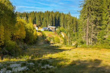 Bansko ve Bulgaristan sonbahar kayak merkezi dağları manzaralı
