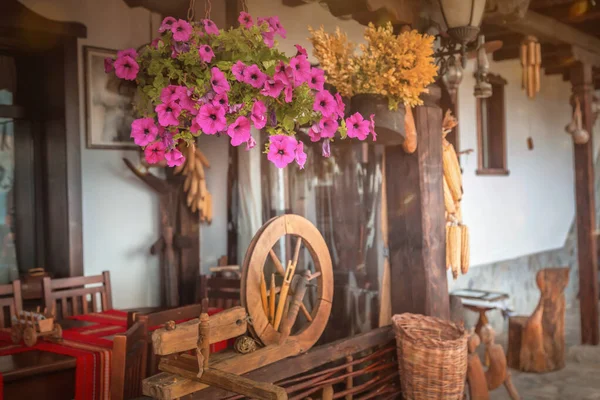 Bulgarian traditional house background, flowers — Stock Photo, Image