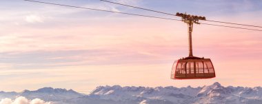 Günbatımı Alpleri, teleferik, karlı dağ zirveleri afişi