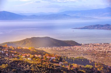 Yunanistan 'ın Pelion Dağı' ndan Volos kentinin gün batımı manzarası