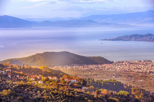 Yunanistan 'ın Pelion Dağı' ndan Volos kentinin gün batımı manzarası
