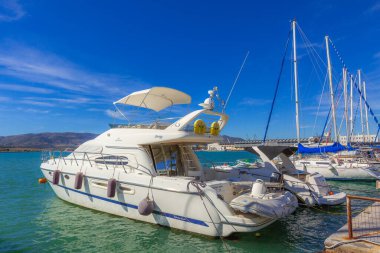 Yunanistan 'ın Volos kentinde demirlemiş yelkenli gemi ve yatlar