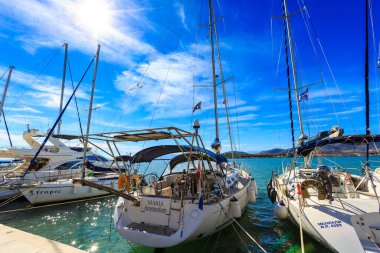 Yunanistan 'ın Volos kentinde demirlemiş yelkenli gemi ve yatlar