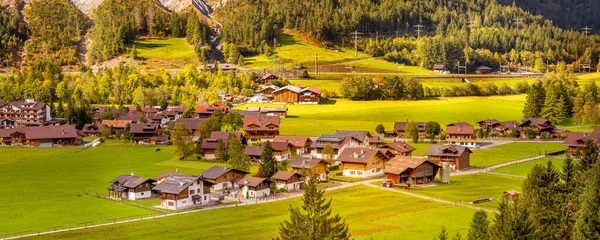 Alpine Kandersteg dorp, Zwitserland, spandoek — Stockfoto