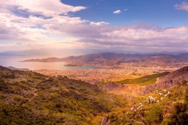 Yunanistan 'ın Pelion Dağı' ndan Volos kentinin gün batımı manzarası
