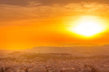 Gün batımı Atina hava manzarası görünümü, Yunanistan ile deniz ve renkli gökyüzü