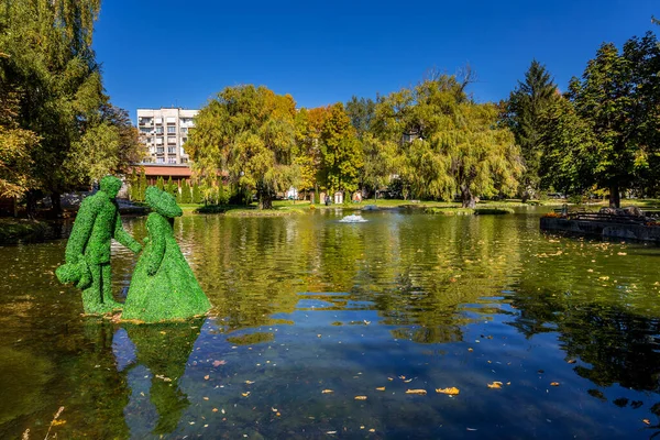 Razlog Bulgária Outubro 2020 Lago Homem Mulher Folhas Verdes Figurinhas — Fotografia de Stock