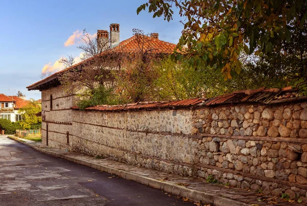ブルガリアのバンスコ秋の通りの景色ダウンタウン 古い伝統的なブルガリアの家 — ストック写真