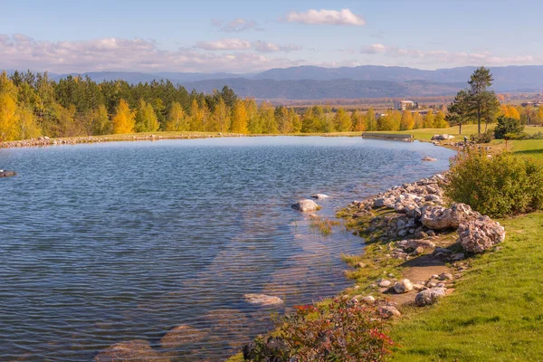 Schöne Herbst Landschaft Blick Auf Den See Kiefern Holzchalets Und — Stockfoto