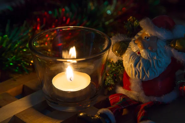 Fondo de Navidad velas de té y juguete Santa — Foto de Stock