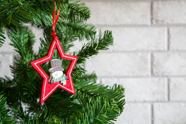 Décoration arbre de Noël étoile et bonhomme de neige — Photo