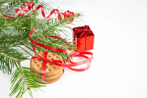 Ramo de árvore de Natal, cookies e decoração vermelha — Fotografia de Stock