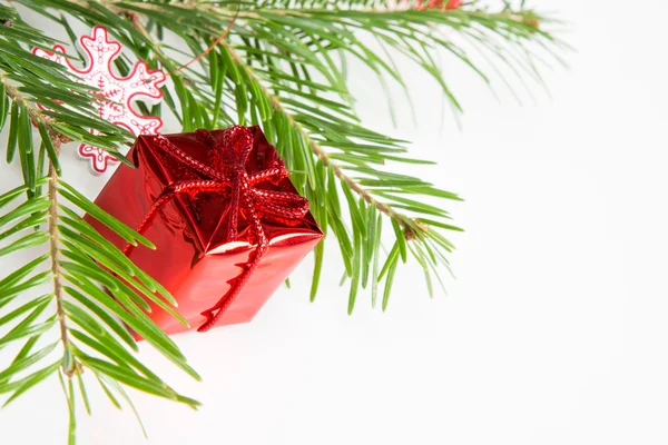 Rama de árbol de Navidad y decoración caja roja —  Fotos de Stock