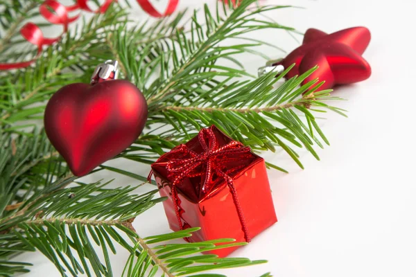 Christmas tree branch en rood decoraties — Stockfoto