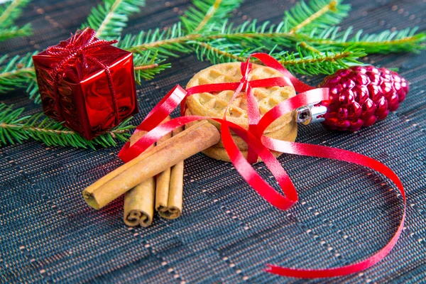 Fond de Noël avec biscuits, cannelle et décorations — Photo