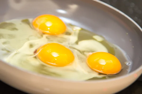 三个鸡蛋在平底锅 — 图库照片