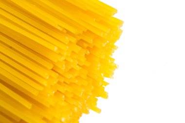 Beyaz arka plan üzerinde izole pişmemiş makarna spagetti