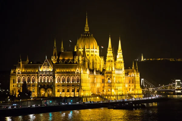 Parlamento húngaro por la noche — Foto de Stock