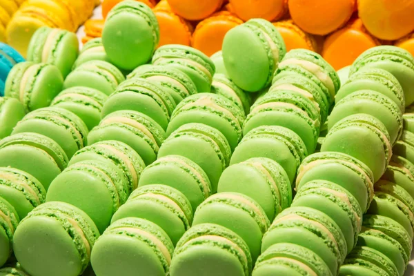 Macarons coloridos franceses tradicionais em uma fileira — Fotografia de Stock