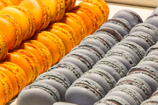 Macarons coloridos franceses tradicionais em uma fileira — Fotografia de Stock