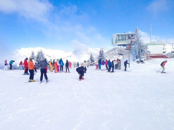 Cadeiras teleférico e pistas de esqui nas montanhas de Les Houches resort de inverno, Alpes franceses — Fotografia de Stock