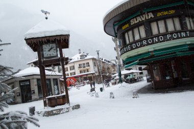 Chamonix meydanda at saat