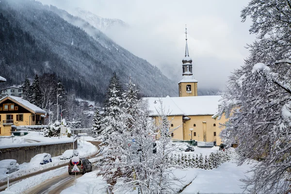 Chamonix kasaba kışın kilisede — Stok fotoğraf