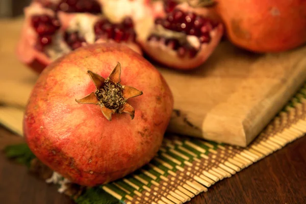 Deliziosi frutti di melograno — Foto Stock